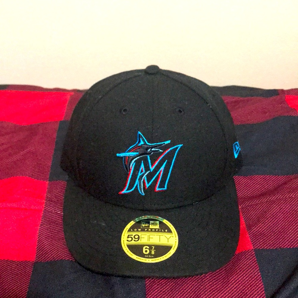 Low profile mlb fitted hat